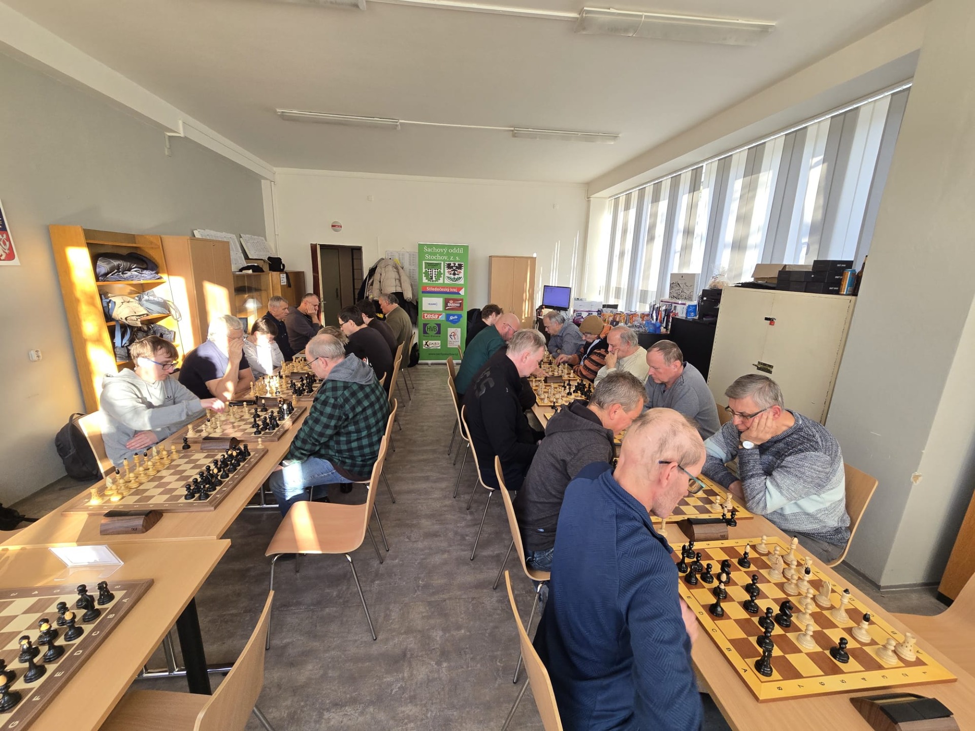 22 hráčů na 11 šachovnicích v bojích o cenné body.