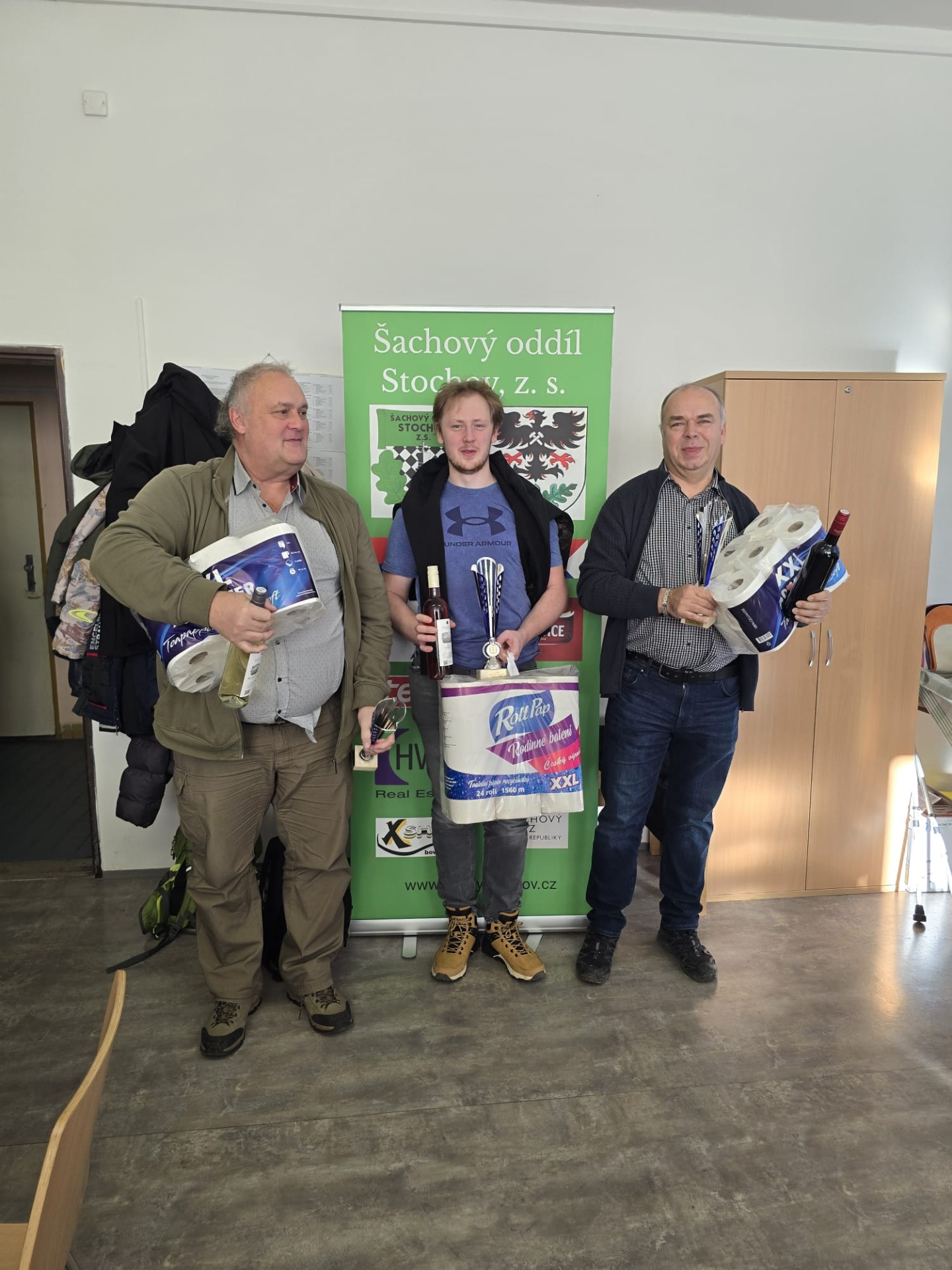 Vítěz Dominik Civín (uprostřed) s druhým Milošem Růžičkou (vpravo) a třetím Miroslavem Pickem (vlevo).