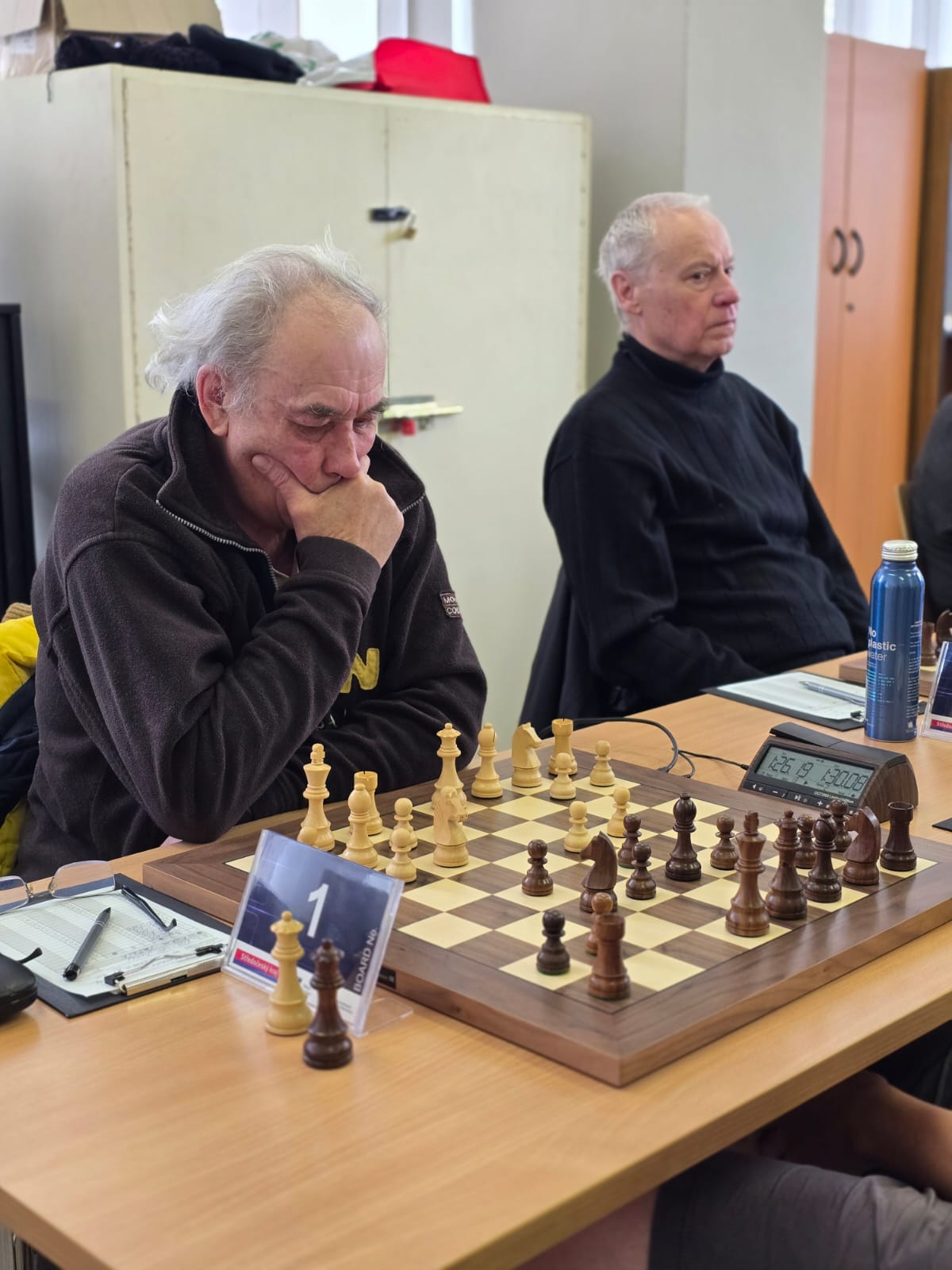 Zamyšlený Jurij Tichonov, vedle něj Jaroslav Krabec.