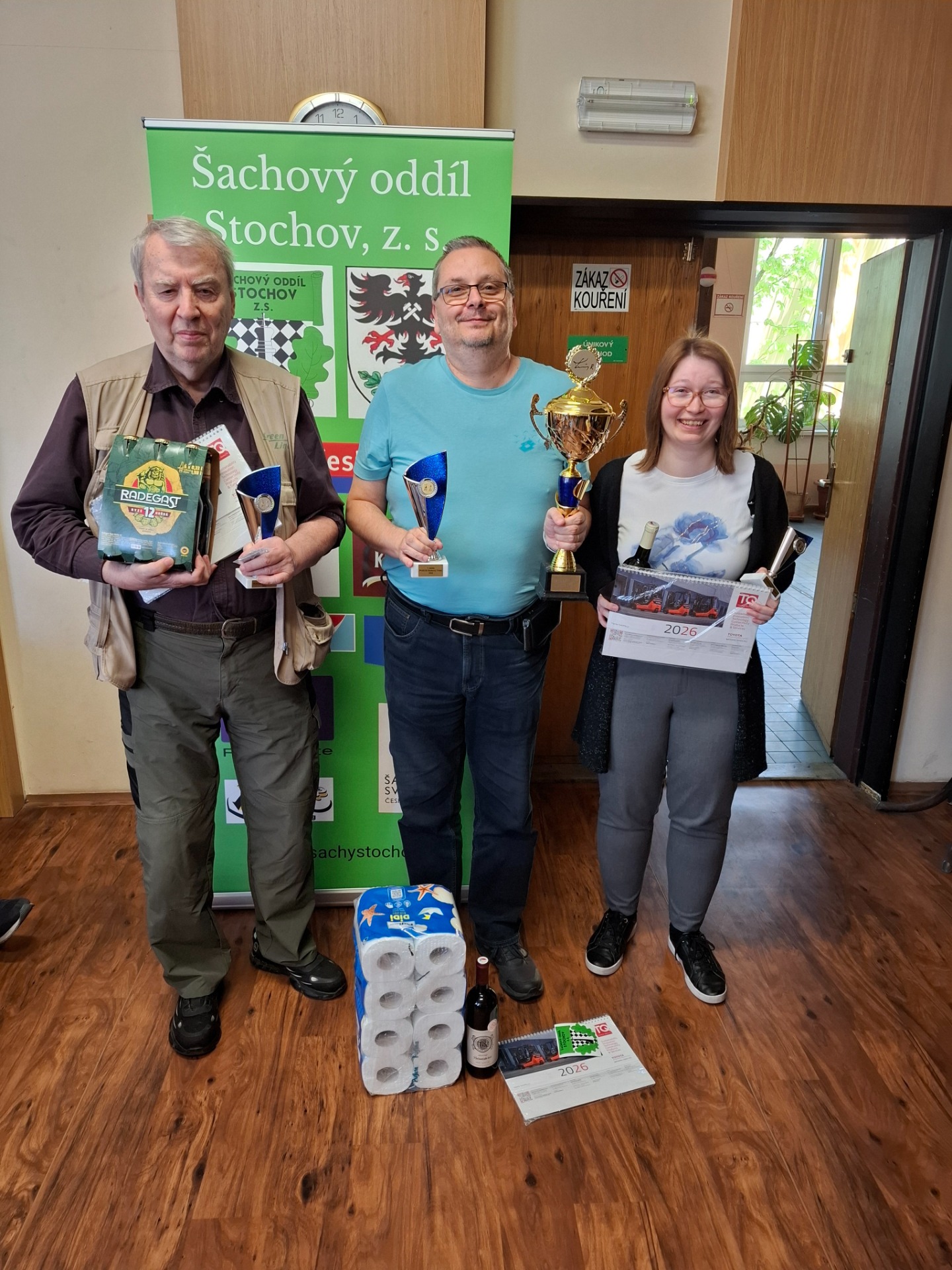 Stupně vítězů, zleva stříbrný Jindřich Melich, vítěz turnaje Petr Gutman a bronzová Helena Chvajová.