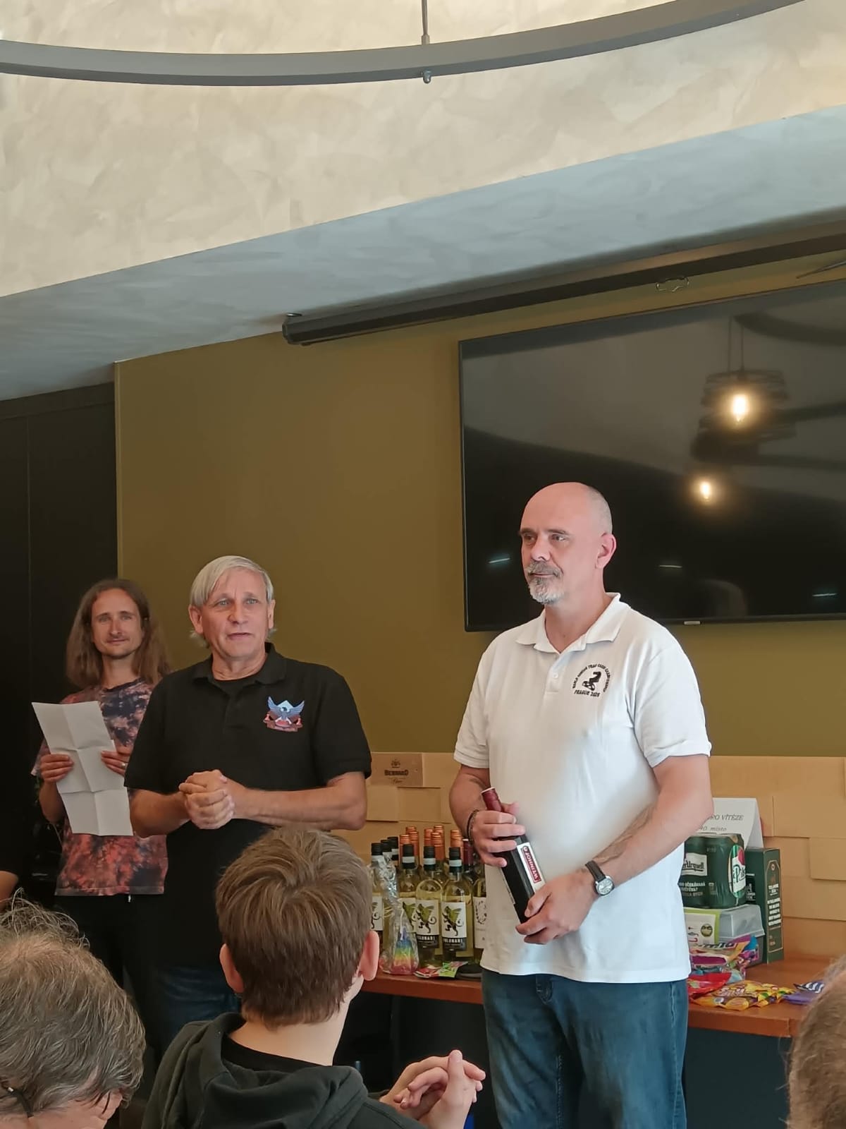 Pavel Padevět převzal cenu od organizátora Josefa Koblasy.