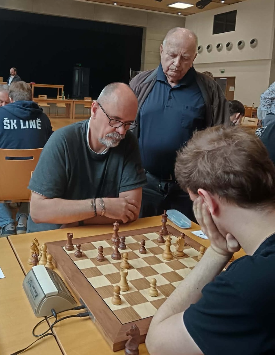 Partii G. Brejník-P. Padevět se zájmem sledovala i legenda českého a československého šachu GM Vlastimil Jansa. (foto K. Kalynčuková)