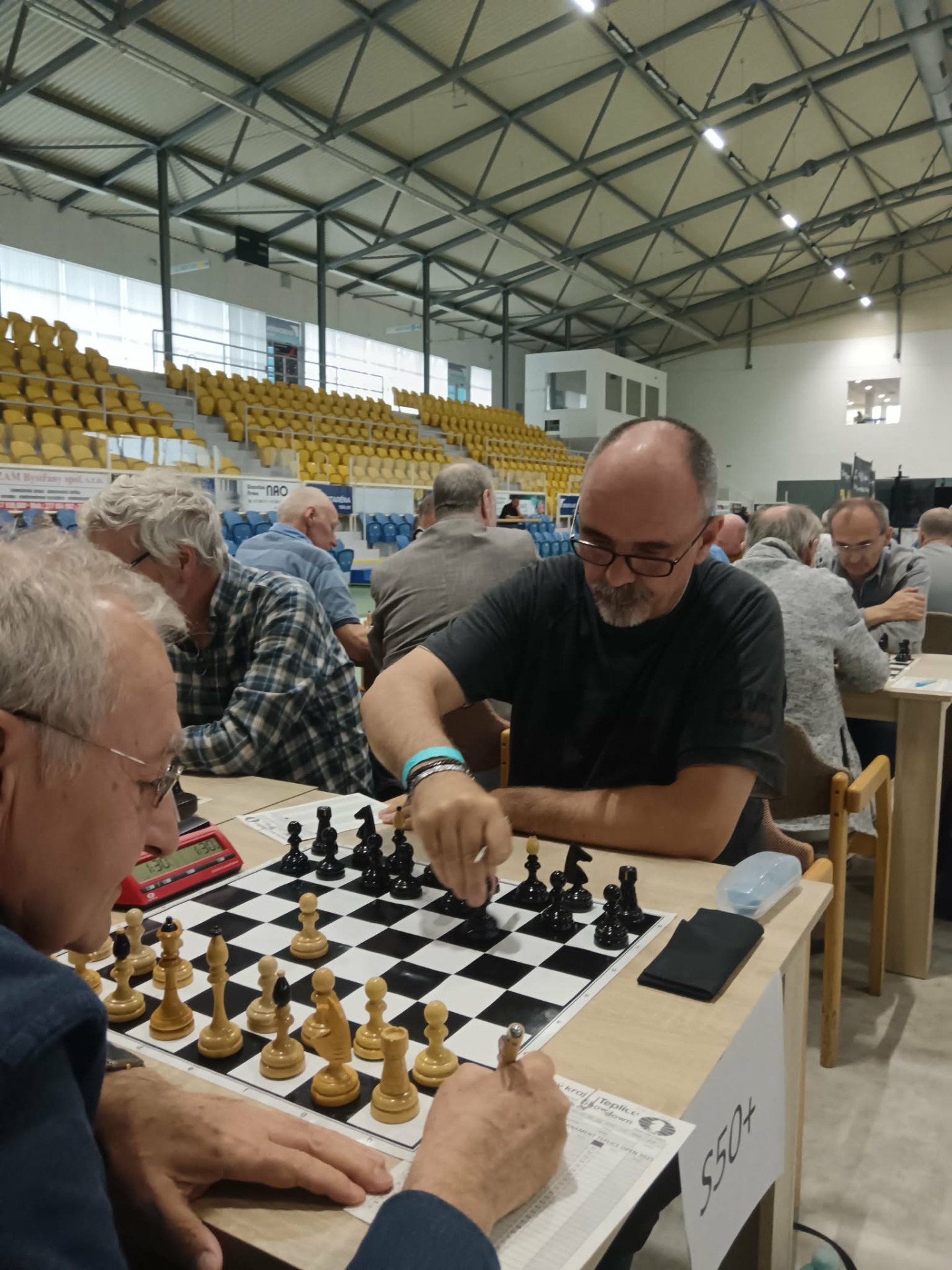 První hrací den přinesl P. Padevětovi největší úspěch v podobě výhry s Wernerem Riebelem (2086) z Německa.