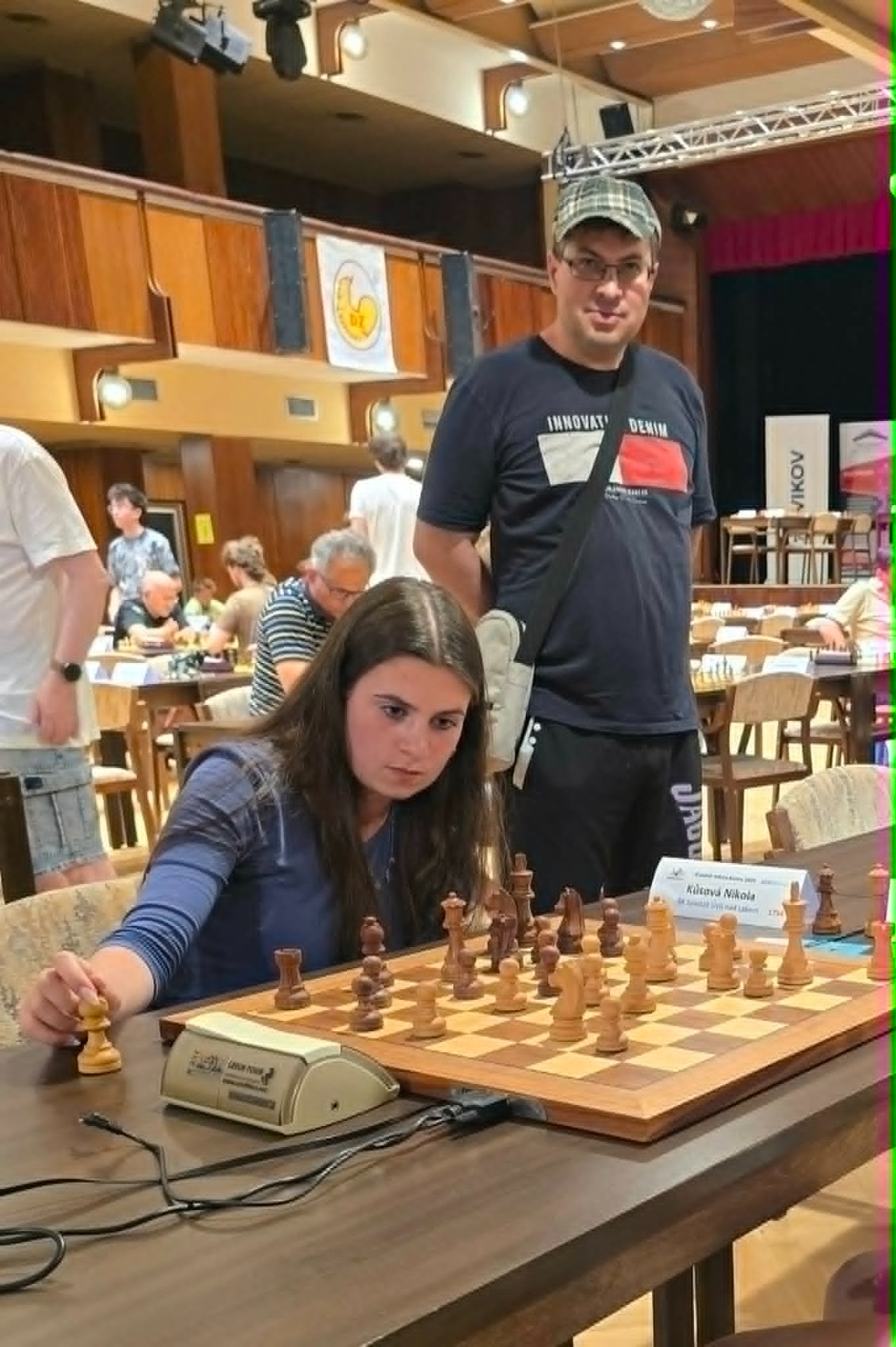 Martin Pucholt sleduje Kateřinu Kalynčukovou, která startovala v rapidovém turnaji.